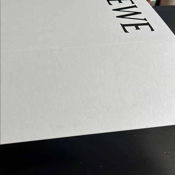 Loewe White Storage Box Authentic magnetic closure - Picture 2 of 9